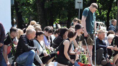 У Ромнах на Сумщині провели в останню путь лейтенанта Артема Рєзніка У Ромнах на Сумщині провели в останню путь лейтенанта Артема Рєзніка