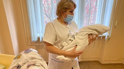 Немовля зустріне свій перший Новий рік в дитячому будинку. Історія хлопчика, якого залишила мати