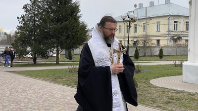 Митрополит Полтавський і Кременчуцький ПЦУ Федір освячує автівку Митрополит Полтавський і Кременчуцький ПЦУ Федір освячує автівку