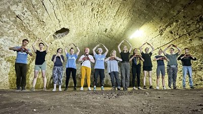 Херсонка допомагає розбирати завали у деокупованих селах на Чернігівщині