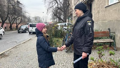 В Ужгороді поліцейські провели акцію "Будь помітним на дорозі" В Ужгороді поліцейські провели акцію "Будь помітним на дорозі"