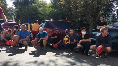 Гірники шахти "Надія" ідуть пішою ходою до Львівської облдержадміністрації Гірники шахти "Надія" ідуть пішою ходою до Львівської облдержадміністрації