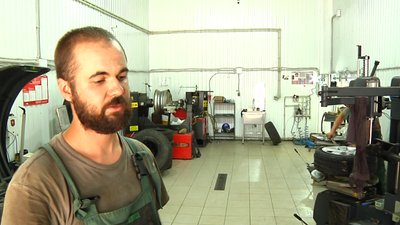 У Житомирі водії масово ріжуть шини автомобілів об трамвайну колію У Житомирі водії масово ріжуть шини автомобілів об трамвайну колію