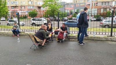 Біля столичного МВЦ утворилася велика "жива" черга на вакцинацію Біля столичного МВЦ утворилася велика "жива" черга на вакцинацію