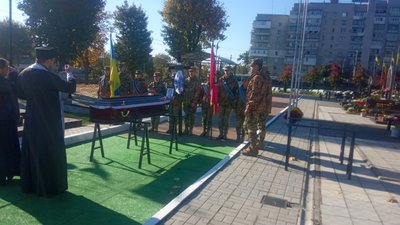 Загинули на Херсонщині та Чернігівщині: в Житомирі попрощалися з трьома захисниками України Загинули на Херсонщині та Чернігівщині: в Житомирі попрощалися з трьома захисниками України