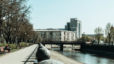 "Де Господь провів своїм жовтим нігтем по густому ландшафту": сім міст Сергія Жадана "Де Господь провів своїм жовтим нігтем по густому ландшафту": сім міст Сергія Жадана