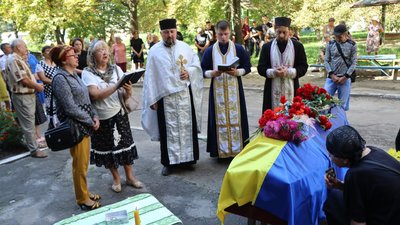 "Ми дружили й дружимо, для нас він живий". В Охтирці провели в останню путь старшого сержанта Миколу Брагу "Ми дружили й дружимо, для нас він живий". В Охтирці провели в останню путь старшого сержанта Миколу Брагу