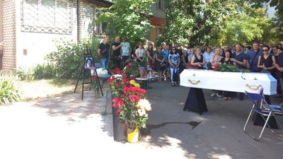 "Не брала слухавку": у Кременчуці попрощалися із жінками, які загинули через обстріл ТЦ "Не брала слухавку": у Кременчуці попрощалися із жінками, які загинули через обстріл ТЦ