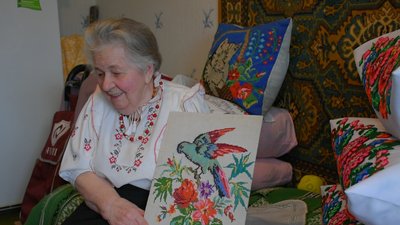 Наталія Здрилюк показує свою вишивку Наталія Здрилюк показує свою вишивку