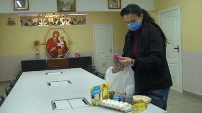 Ті емоції, які отримуєш від людей, які отримують від тебе цей великодній кошик, неможливо передати словами, каже волонтерка Наталія Савчук. Фото: Суспільне. Поділля.