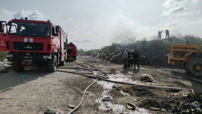 На Прикарпатті горить сміттєзвалище