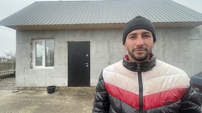 Денис біля будинку, 8 січня 2024 року. Денис біля будинку, 8 січня 2024 року.