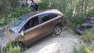 На Чернігівщині підняли на поверхню автомобіль, який затонув два дні тому