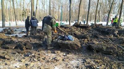 Наслідки влучання ракети РФ у парк Горького у Харкові: фото