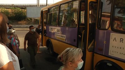 На кінцевих зупинках громадського транспорту в Одесі працюють "посадочні команди" На кінцевих зупинках громадського транспорту в Одесі працюють "посадочні команди"