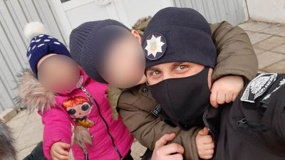 "Блукала у самісінькій майці": на Харківщині мати залишила дітей без нагляду "Блукала у самісінькій майці": на Харківщині мати залишила дітей без нагляду