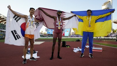 Андрій Проценко разом з іншими медалістами ЧС: Ву Санхьоком (зліва) та Мутазом Баршимом (у центрі).