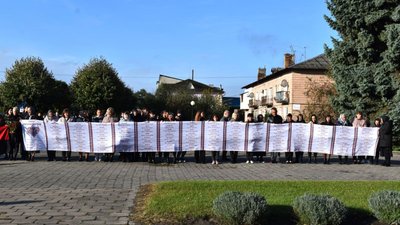 118 імен вишили на рушнику пам'яті, який презентували у громаді на Волині 118 імен вишили на рушнику пам'яті, який презентували у громаді на Волині