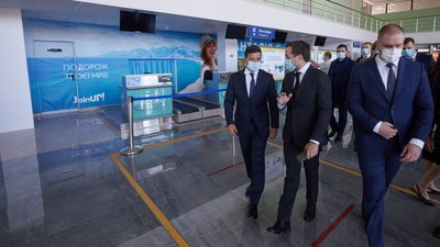 Президент України Володимир Зеленський оглядає аеропорт "Полтава" Президент України Володимир Зеленський оглядає аеропорт "Полтава"