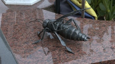 металева бджола