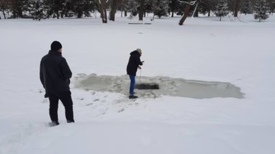 На луцькій річці прорубали лунки, аби не задихнулася риба На луцькій річці прорубали лунки, аби не задихнулася риба