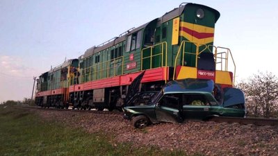 На Одещині зіштовхнулись потяг та автомобіль: двоє людей травмовані
