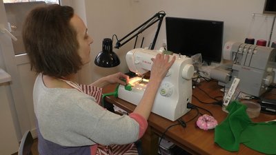 Вчителька-логопед із Запоріжжя продовжує консультувати, разом з тим — шиє для військових