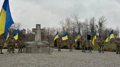 Свічки пам'яті: у Черкасах вшанували жертв Голодоморів Свічки пам'яті: у Черкасах вшанували жертв Голодоморів