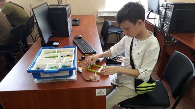 Викладачі вишу навчають маріупольських школярів основам електроніки та програмування Викладачі вишу навчають маріупольських школярів основам електроніки та програмування