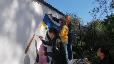 Будівлю кропивницької гімназії розмальовують патріотичними малюнками Будівлю кропивницької гімназії розмальовують патріотичними малюнками