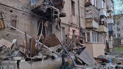 Війська РФ вдарили по Дніпровському району Херсона: четверо поранених