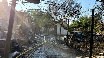 Рятувальники на згорілому подвір'ї після удару РФ по Катеринівці Рятувальники на згорілому подвір'ї після удару РФ по Катеринівці
