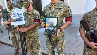 Загиблі воїни Дмитро Бут та Олександр Караман: як про них згадували на похованні у Полтаві Загиблі воїни Дмитро Бут та Олександр Караман: як про них згадували на похованні у Полтаві