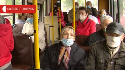 Пасажири в масках і щасливі водії. У Луцьку на рейс вийшли 32 тролейбуси Пасажири в масках і щасливі водії. У Луцьку на рейс вийшли 32 тролейбуси