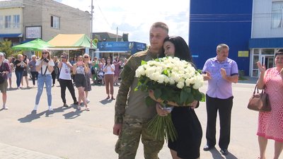 Війна коханню не завада: військовий з Вінниччини освідчився коханій у єдиний вихідний Війна коханню не завада: військовий з Вінниччини освідчився коханій у єдиний вихідний