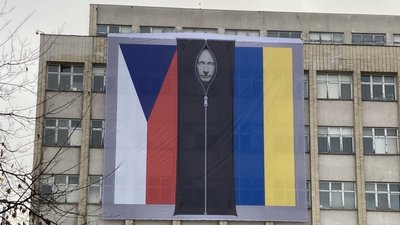 У Чехії на будівлі міністерства вивісили зображення Путіна у мішку для трупів