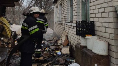 У Ізюмі на Харківщині рятувальники винесли з палаючого будинку двох дітей У Ізюмі на Харківщині рятувальники винесли з палаючого будинку двох дітей