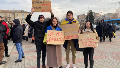 "Тато захищав нас, та не повернувся, як і багато інших": у Черкасах влаштували перфоманс "Тато захищав нас, та не повернувся, як і багато інших": у Черкасах влаштували перфоманс