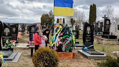 Ольга Печерська з дітьми на могилі чоловіка Ольга Печерська з дітьми на могилі чоловіка
