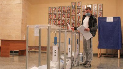 Черги, натовп або ж порожні дільниці: як голосують у Черкасах Черги, натовп або ж порожні дільниці: як голосують у Черкасах