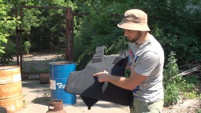 У Запоріжжі волонтери пошили броню для собак, які допомагають у захисті міста У Запоріжжі волонтери пошили броню для собак, які допомагають у захисті міста