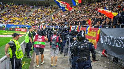 Матч Румунія - Косово перервали майже на годину через банери "Косово - Сербія" та "Бесарабія це Румунія"