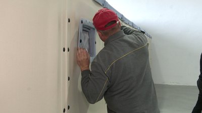 У Рівному шведи навчають складати модульні будинки для переселенців У Рівному шведи навчають складати модульні будинки для переселенців