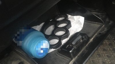 В автомобілі водія, який порушив ПДР, патрульні Тячівщини виявили кастет
