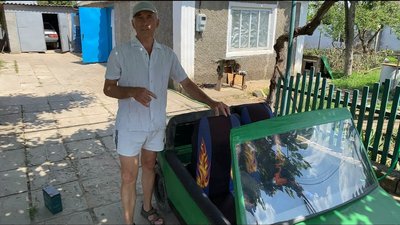Богдан Лівчук зі створеним ним електромобілем Богдан Лівчук зі створеним ним електромобілем