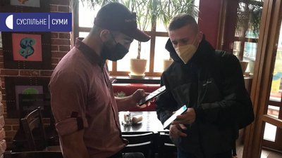 У Сумах перевіряли справжність сертифікатів вакцинації у працівників магазину та кафе У Сумах перевіряли справжність сертифікатів вакцинації у працівників магазину та кафе