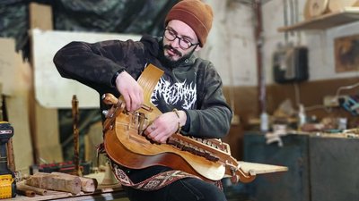 "Найкапризніша — волинська ліра": лучанин у гаражі робить музичні інструменти