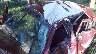 ДТП на Закарпатті: водій та один з пасажирів легковика загинули на місці аварії
