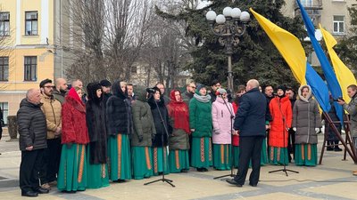 Тернополяни поклали квіти до пам’ятника Тарасу Шевченку Тернополяни поклали квіти до пам’ятника Тарасу Шевченку