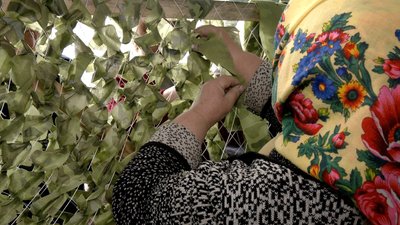 "Якусь душу спасуть на війні": на Вінниччині волонтери плетуть маскувальні сітки для оборонців "Якусь душу спасуть на війні": на Вінниччині волонтери плетуть маскувальні сітки для оборонців